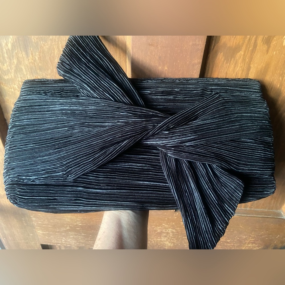 CULT GAIA ~ Banu Clutch Bag in Black 🖤